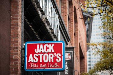 Toronto, Kanada - 13 Kasım 2018: Jack Astor'un barı ve ızgara logosu Toronto, Ontario şehir merkezindeki restoranlarının önünde. Jack Astors, Kanadalı bir restoran zinciridir.