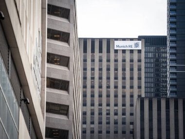 Toronto, Kanada - 13 Kasım 2018: Münih Re logosu, Toronto, Ontario'daki Kanada'daki genel merkezinin üzerinde. Münih Reasürans veya Munchener Ruck, Alman Reasürans grubudur.