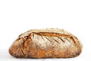 Loafs (veya miche) Fransız ekşi hamur, yanı sıra Pain de campagne denilen, ekranda beyaz bir arka plan üzerinde izole. Pain de Campagne geleneksel kodları ile uyarak ekmek tipik bir Fransız büyük somun olduğunu