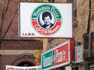 Toronto, Kanada - 13 Kasım 2018: Toronto, Ontario'da fast food'larının önünde Mama's Pizza logosu. Mamas Pizza pizza konusunda uzmanlaşmış fast food restoranları yerel bir Ontario tabanlı marka