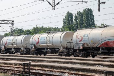 Pancevo, Sırbistan - 19 Mayıs 2018: Sarnıç Tank vagonları Nafta Industria Srbije'den Pancevo'nun bir sanayi bölgesinde niçin geçiyor. Nis, Sırp çok uluslu bir petrol ve gaz şirketi.