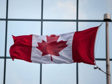 Kanada bayrağı önünde bir iş kurma Ottawa, Ontario, Kanada'da. Sermaye city Kanada ve bir ana ekonomik, politik ve Kuzey Amerika'nın iş hub Ottawa olduğunu