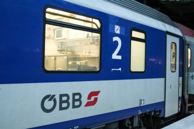 Paris, Fransa - 29 Aralık 2006: Paris Gare de l'Est tren istasyonu platformunda Viyana'ya hareket etmeye hazır bir gece treninde logolu (Obb) Avusturya Demiryolları'nın Uyuyan Arabası