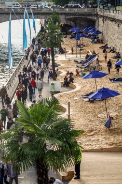 Paris, Fransa - 23 Temmuz 2011: Kalabalık Seine Nehri bankaları (Quais de Seine) her yaz düzenlenen Operasyon Paris Plage sırasında plajlara dönüştü