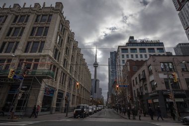 Toronto, Kanada - 13 Kasım 2018: Kanada Ulusal Kulesi (Cn Kulesi) Toronto şehir merkezindeki Queen Street'ten görüldü. Cn Kulesi, Ontario'nun başkentinin en yüksek binası dır ve simgesel yapılardan biridir.