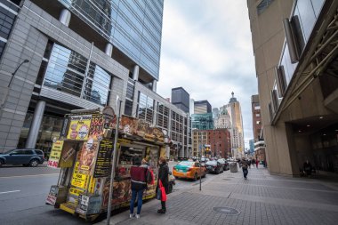 Toronto, Kanada - 13 Kasım 2018: Downtown Toronto, Ontario'da yemek siparişi veren, Cbd yakınlarındaki bir sokakta hamburger, patates kızartması ve somurtma satan geleneksel Kuzey Amerika yemek kamyonu