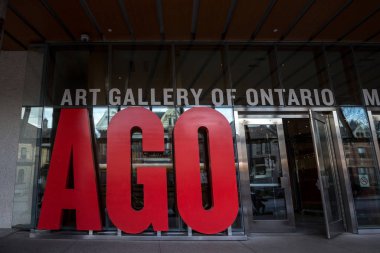 Toronto, Kanada - 14 Kasım 2018: Ontario Sanat Galerisi, ikonik Ago tabelası ile giriş. Toronto'nun ana sanat müzesi ve eyaletin turistik bir simgesidir.