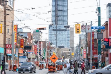 Toronto, Kanada - 14 Kasım 2018: Toronto şehir merkezinin tipik bir Amerikan caddesinde, Inşaat varilleri, yoğun yol trafiği ve bir altyapı şantiyesindeki dolambaçlı tabelalarla yol onarımı