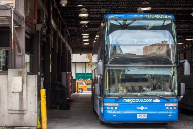 Toronto, Kanada - 14 Kasım 2018: Toronto Otobüs İstasyonu'nda duran bir motorobüs otobüsünde Megabus logosu. Megabus Kanada Kuzey Amerika'da şehirlerarası otobüs taşıyıcıları bir marka