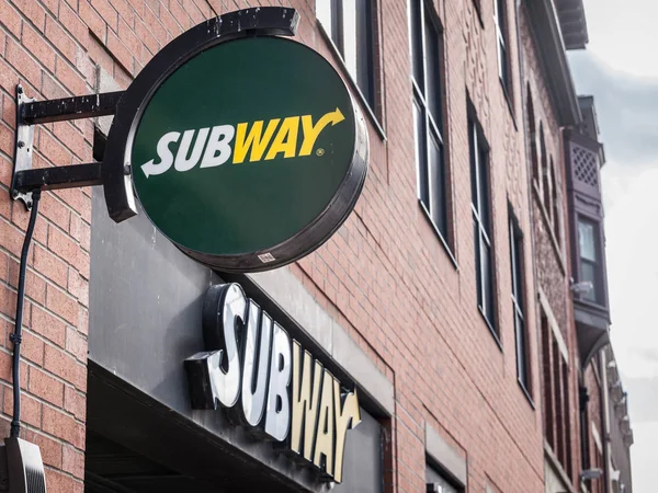 トロント カナダ 2018年11月14日 オンタリオ州トロントの地元レストランの前にある地下鉄のロゴ 地下鉄はサンドイッチとサラダに特化したファーストフードチェーンです — ストック写真