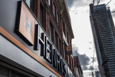 Toronto, Kanada - 14 Kasım 2017: Henry'nin logosu Toronto, Ontario'daki ana mağazalarının önünde. Henrys elektronik, fotoğraf ve video perakendecisi Kanadalı bir zincir