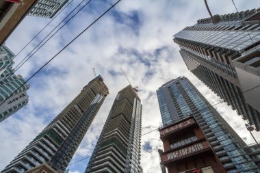 Toronto, Kanada - 14 Kasım 2018: Toronto şehir merkezinin bir bölgesinde, Queen Street'teki apartman kulelerinin inşaat alanları yeniden geliştiriliyor