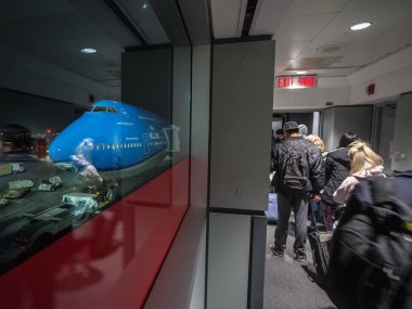 Toronto, Kanada - 15 Kasım 2018: Toronto Alan pearson şehrinden Amsterdam Schipol, Hollanda'ya giden Klm Hollanda havayollarından Boeing 747-400 Jumbo jetine binen yolcular