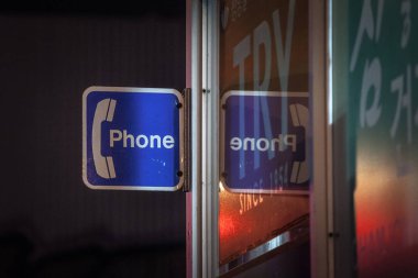 Toronto, Kanada - 14 Kasım 2018: Chinatown Toronto, Ontario'da gece halka açık bir telefon kulübesinin varlığını gösteren işaret. Kamu Telefonları daha az kullanılan bir teknolojidir