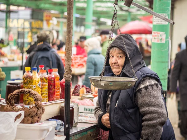 Белград Сербия Декабря 2015 Старшая Старуха Продающая Фрукты Овощи Зеленом — стоковое фото