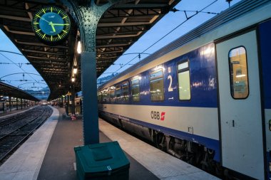 Paris, Fransa - 29 Aralık 2006: Paris Gare de l'Est tren istasyonu platformlarında Viyana'ya kalkış alabilmek için hazır bir gece treninde logolu (Obb) Avusturya Demiryolları'nın Uyuyan Arabası