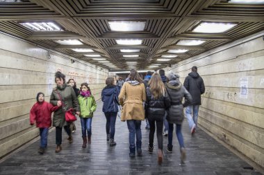Belgrad, Sırbistan - 22 Kasım 2014: Belgrad şehir merkezinde, Zeleni Venac otobüs istasyonunun yeraltı geçidinde, hızlı bir bulanıklıkla, aceleci yürüyen insanlar
