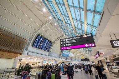 Toronto, Kanada - 14 Kasım 2018: Kanada ve Ontario'nun en işlek uluslararası havaalanı olan Toronto Pearson Havaalanı Terminal 2'nin kapılarını check-in ve kalkış