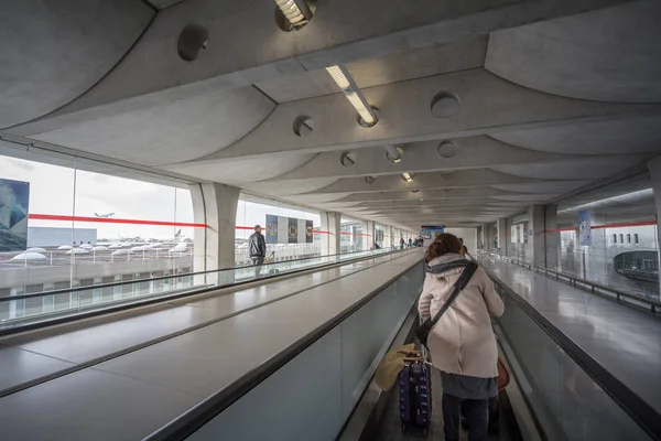 París Francia Noviembre 2018 Pasajeros Viajeros Pie Una Escalera Mecánica — Foto de Stock