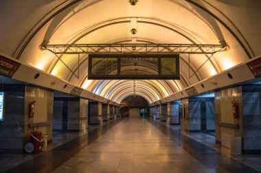 Belgrad, Sırbistan - 16 Kasım 2014: Vukov Spomenik tren istasyonunun platform ve kalkış kurulu, Sırp demiryollarının banliyö ve şehir içi metro istasyonu