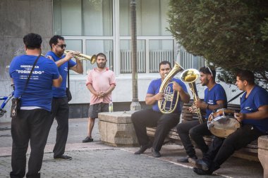 Pancevo, Sırbistan - 1 Ağustos 2015: Roman müzik grubu, Belgrad'ın banliyösünde, Pancevo'da bir düğün gösterisi öncesinde prova yapıyor. Bu bantlar de trubaci denir