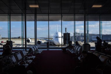 Paris, Fransa - 2 Kasım 2018: Fransız havayollarının ana merkezi olan Paris'teki Roissy Charles de Gaulle Havaalanı terminal 2e'de Airbus A380 uçağına binmek için bekleyen yolcular