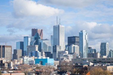 Toronto, Kanada - 13 Kasım 2018: Toronto silueti, şehir merkezinin ikonik kuleleri ve binaları ve Cbd iş gökdelenleri uzaktan alınmıştır. Toronto bir Amerikan finans merkezidir