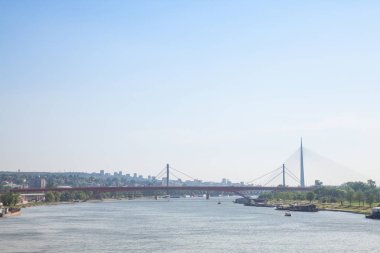 Panorama Belgrad sava nehri (Ada, Gazela, eski ve yeni demiryolu köprüleri) üzerinde bir yaz öğleden sonra alınan köprüler. Beograd Sırbistan'ın başkenti