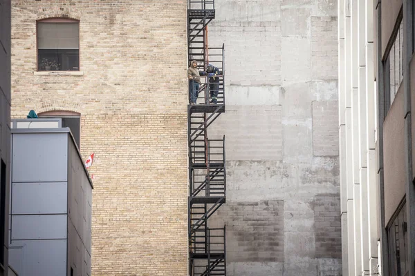 Toronto Canadá Noviembre 2018 Trabajadores Construcción Arreglando Escaleras Escaleras Oxidadas — Foto de Stock