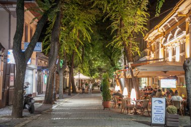 Subotica, Sırbistan-30 Haziran 2018: gece Matije Korvina sokak, Subotica, Vojvodina bir yaya caddesi, kafeler, barlar ve restoranlarda oturan insanlarla