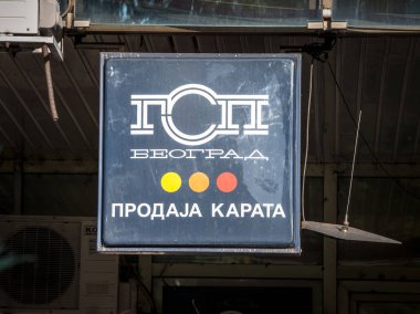 Belgrad, Sırbistan-9 Eylül 2018: GSP Beograd logosu, Bilet satış standında önünde. GSP Beograd, tramvaylar, otobüsler ve trolleyyeler ile Belgrad şehir toplu nakliye şirketidir.