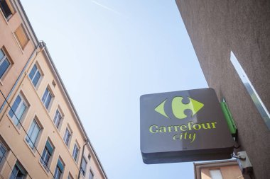 Lyon, Fransa-Temmuz 17, 2019: şehir Lyon yerel süpermarket önünde Carrefour şehir logosu. Bu Carrefour grubu, Avrupa 'nın ana perakendecilerinden biri aittir