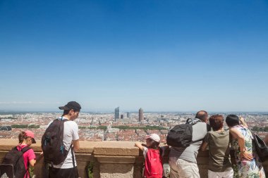 Lyon, Fransa-Temmuz 19, 2019: güneşli bir öğleden sonra silueti ve InCity kule ve Le Crayon işaret çocuklar turistler ile Lyon havadan panoramik görünümü