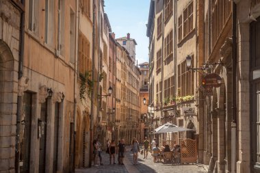 Lyon, Fransa-Temmuz 14, 2019: Vieux Lyon (Eski Lyon) bir güneşli yaz öğleden sonra geçen turistler ile Presqu 'Ile bölgesinde tipik dar sokak