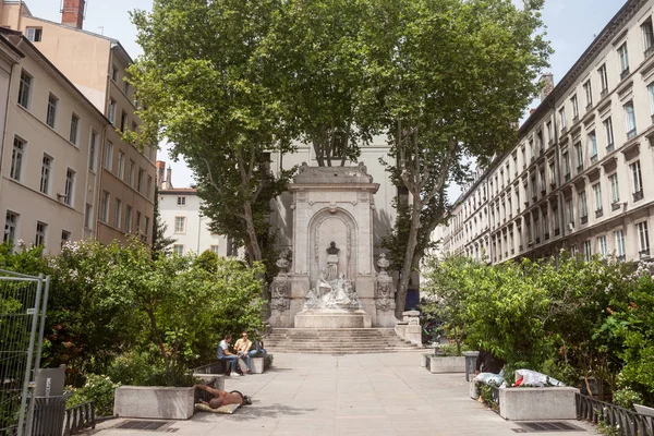Lyon, Fransa-Temmuz 18, 2019: Eski Lyon (Vieux Lyon), onun anıt ve çeşme ile Gailleton Meydanı yer, Presqu 'ile bölgesinde. Gailleton eski bir doktor ve Belediye Başkanı