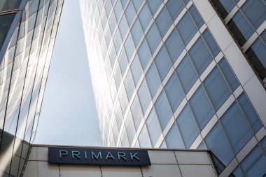 Lyon, Fransa-13 Temmuz 2019: Merkez Lyon 'daki ana dükkanının önünde Primark logosu. Primark Associated Ingiliz Foods ait bir İrlandalı hızlı moda giyim perakendeci olduğunu