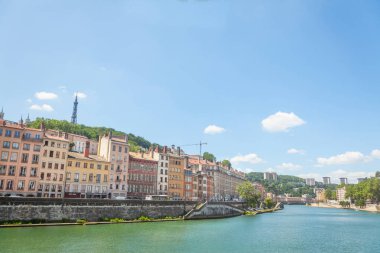 Lyon, Fransa-Temmuz 14, 2019: Saone Nehri Panoraması ve Lyon şehir merkezinde Quais de Saone nehir ve nehir kıyısı, Colline de Fourviere Tepesi 'nin yanında