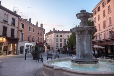 Bourgoin-Jallieu, Fransa-16 Temmuz 2019: Place du 23 Aout 1944 Square, bir çeşme ile bir yaya Meydanı, Bourgoin merkezinde, Fransız Dauphine bölgesi tipik bir kasaba