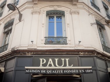 Lyon, Fransa - 13 Temmuz 2019: Lyon şehir merkezindeki yerel fırınlarının önünde Paul logosu. Paul Boulangeries, dünya çapında yayılmış bir Fransız fırın ve kahve zinciridir.