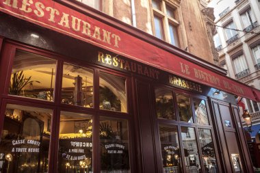 Lyon, Fransa - 13 Temmuz 2019: Lyon'daki Geleneksel Fransız Restoranı, Bouchon Lyonnais olarak adlandırıldı. İkinci büyük Fransız şehrinin Gatronomy sembolüdür