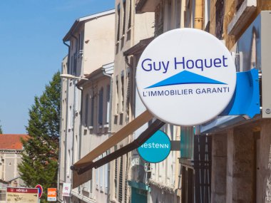 Lyon, Fransa - 19 Temmuz 2019: Guy Hoquet Immobilier'in Logosu Lyon'daki emlak komisyoncularının önünde. Guy Hoquet, Fransa'nın her tarafına yayılmış emlakçılardan oluşan bir ağ zinciridir.