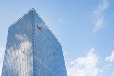 Lyon, Fransa - 14 Temmuz 2019: Tur Incity kulesinde Caisse d'Epargne logosu, ana ofisleri. Caisse d'Epargne bir kooperatif perakende bankası, bir ana Fransız bankaları ve sigorta hizmetleri, Bpce bir parçasıdır