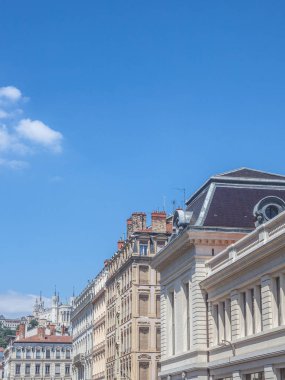 Lyon, Fransa'nın simge yapılarından biri olan Notre Dame de Fourviere Kilisesi'ne bakan geleneksel taş cepheleri ve pencereleri ile 19.