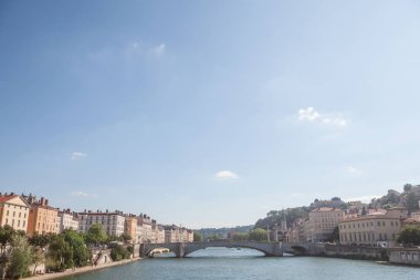 Saone Nehri panoraması ve Lyon şehir merkezinde, Colline de Fourviere Tepesi'nin yanında, Quais de Saone nehir kıyısı ve nehir kenarı