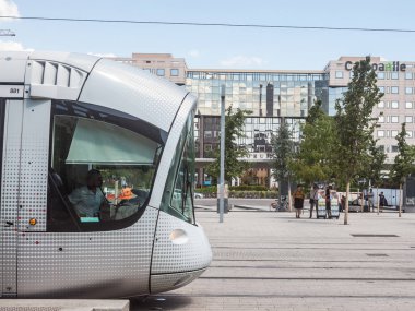 Lyon, Fransa - 14 Temmuz 2019: Lyon Part Dieu tren istasyonunun tramvay durağından çıkmak için bekleyen tramvay. Fransa'da türünün en büyük sistemlerinden biri olan Tcl Tramvay ağının bir parçasıdır.
