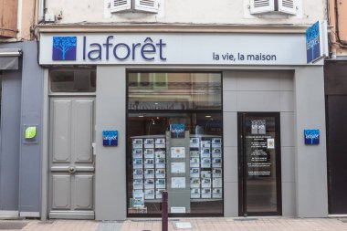 Bourgoin-Jallieu, Fransa - 19 Temmuz 2019: Bourgoin'deki emlak komisyoncularının önünde Laforet Immobilier'in logosu. Laforet, Fransa'nın dört bir yanına yayılmış emlakçılardan oluşan bir ağ zinciridir.