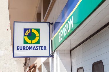 Lyon, Fransa - 15 Temmuz 2019: Lyon'daki yerel perakende garajının önünde Euromaster logosu. Michelin'in bir parçası olan Euromaster, lastik distriboturs zincirinin yanı sıra araç bakım garajları dır.