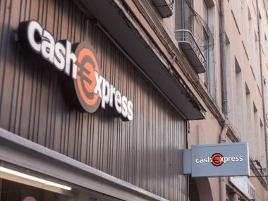 Lyon, Fransa - 17 Temmuz 2019: Lyon şehir merkezindeki mağazalarında Cash Express logosu. Cash Express, Avrupa'da ikinci el ve rehin dükkanlarının bir Fransız zincir franchise olduğunu