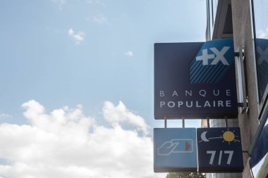 Lyon, Fransa - 17 Temmuz 2019: Banque Populaire logosu Lyon'daki yerel bankalarının önünde. Banque Populaire bir kooperatif banka, bir ana Fransız bankaları ve sigorta hizmetleri, Bpce bir parçasıdır