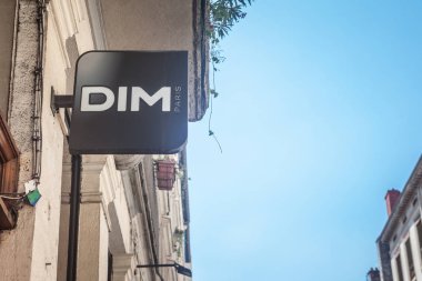 Lyon, Fransa - 19 Temmuz 2019: Lyon'daki ana mağazalarında dim logosu. Dim lingerieis bir Fransız moda giyim perakende markası iç çamaşırı konusunda uzmanlaşmış